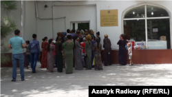 Illýustrasiýa suraty. Aşgabatda bir döwlet dükanynyň öňünde nobata garaşýan adamlar.