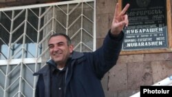 Armenia - Hayk Gevorgian, a journalist with the "Haykakan Zhamanak" opposition newspaper, is released from jail, Yerevan, 6Feb2012.