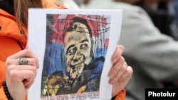 Ակցիա Երևանում ի պաշտպանություն ու աջակցություն Բաքվում պահվող հայ գերիների, լուսանկարի պաստառում Արցախի նախկին պետնախարար Ռուբեն Վարդանյանն է , 3-ը մարտի, 2025թ.