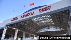 Пункт пропуска «Ак-жол» на кыргызской стороне казахстанско-кыргызской границы. 2 апреля 2021 года.