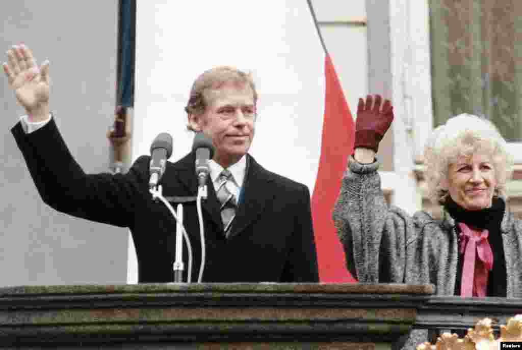 29 декабрь 1989 сон. Вацлав Гьавел вищана Чехословакиялъул президентлъун. Гьесда аскIой йиго гьесул лъади Ольга. 