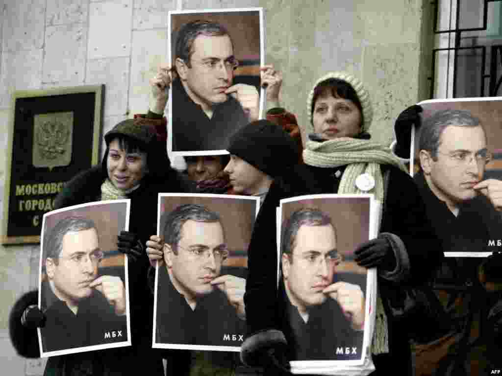 2004 елның 15 гыйнварында Ходорковский тарафдарлары Мәскәү мәхкәмәсе бинасы янында протест чарасы оештыра