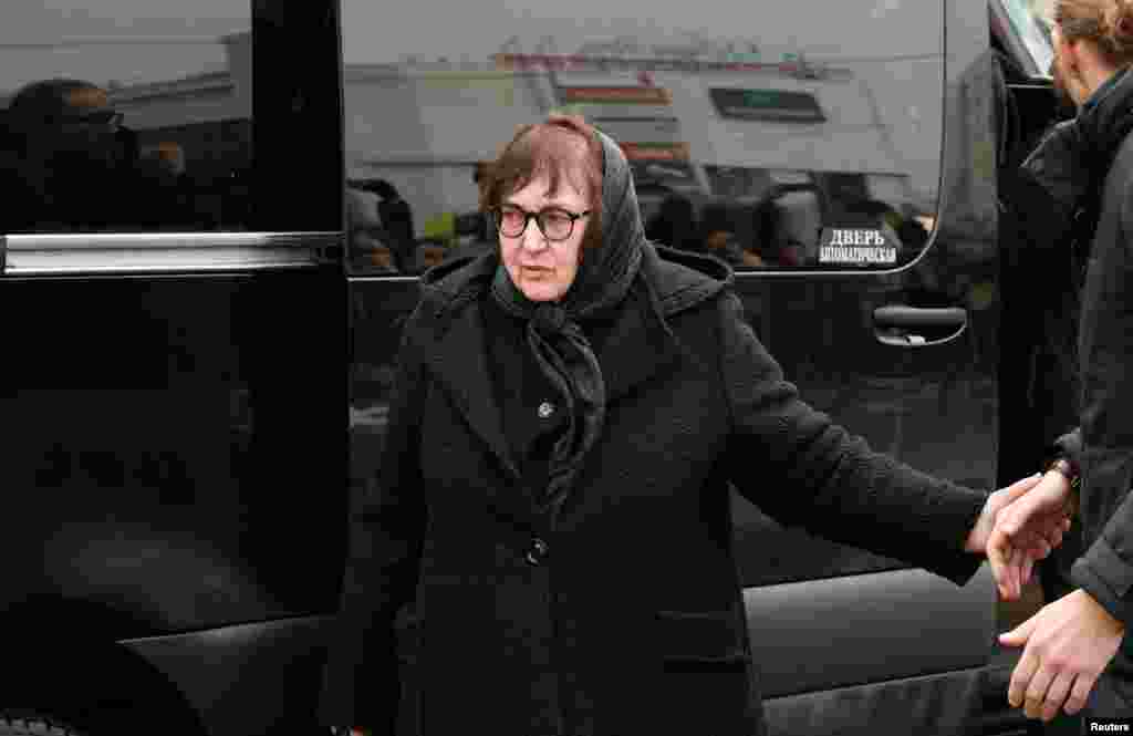 Мать политика Людмила Навальная у входа в храм. 