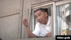 Житель Астаны Адилбек Мейрамов грозится взорвать газовый баллон при попытке принудительного выселения его семьи. Астана, 24 июня 2016 года.