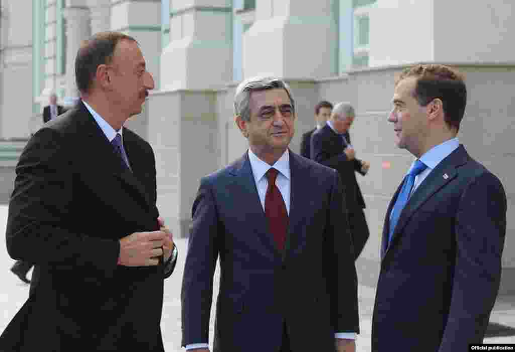 Ռուսաստան -- Հայաստանի, Ռուսաստանի եւ Ադրբեջանի նախագահների եռակողմ հանդիպումը Կազանում, 24-ը հունիսի, 2011թ. - Russia -- Trilateral meeting of Russian, Armenian and Azerbaijani presidents in Kazan, 24Jun2011