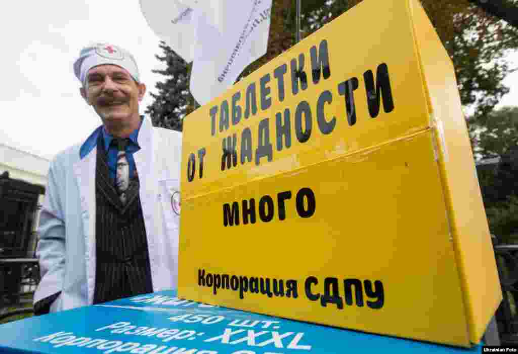Актори театру «Маски», які представилися лідерами Сатирично-демократичної партії України (СДПУ), організували акцію біля будівлі Верховної Ради «Ми у відповіді за тих, кого обирали». Артисти приїхали на укомплектованій «ліками» «Швидкій політичній допомозі» і намагалися роздати їх депутатам. Зокрема, вони приготували для депутатів таблетки «Правдогон», «Совістін» і «Антикорупцін», очні краплі «Реальність», а також уколи для поліпшення пам’яті – щоб ті нарешті згадали про свої передвиборчі обіцянки. Київ, 17 вересня 2031 року