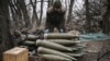 Военнослужащий ВСУ в Донбассе готовит к бою снаряды калибра 155 мм