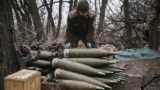 Военнослужащий ВСУ в Донбассе готовит к бою снаряды калибра 155 мм