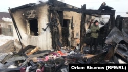 Сообщение о пожаре во времянке на территории жилого дома в микрорайоне Коктал поступило на пульт «101» в ночь на понедельник. Пожар был потушен спустя около часа после вызова. Пожарные на месте пожара обнаружили тела пяти детей. Астана, 4 февраля 2019 года.