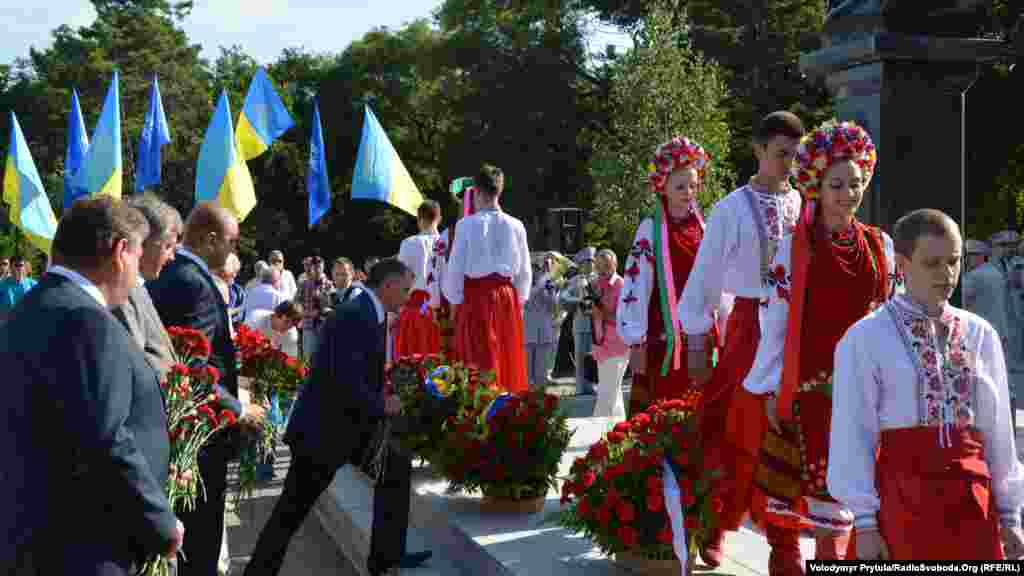 Керівництво Криму зібралося вшанувати державний прапор України в Сімферополі біля пам'ятника Тарасу Шевченку
