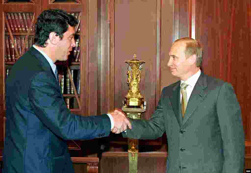 Депутат Государственной думы Борис Немцов пожимает руку президенту России Владимиру Путину в Кремле. 2000 год.
