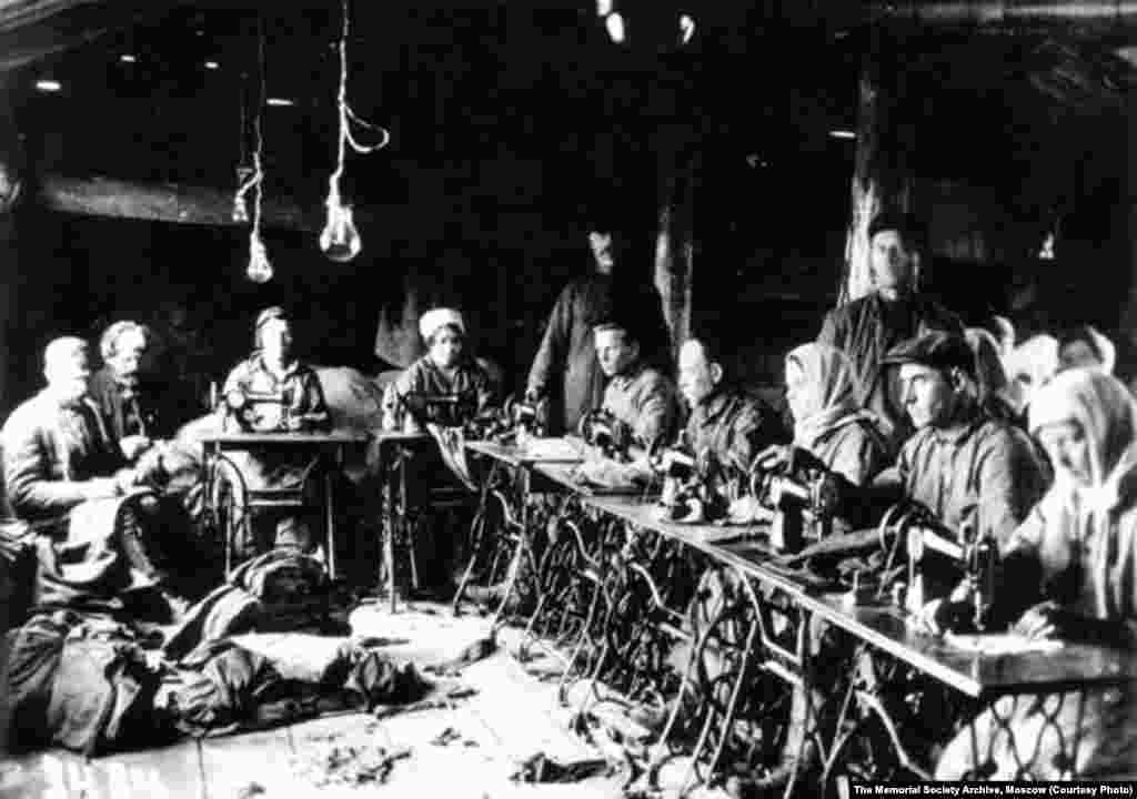 Узники одного из лагерей в швейном цеху. 1932 год.