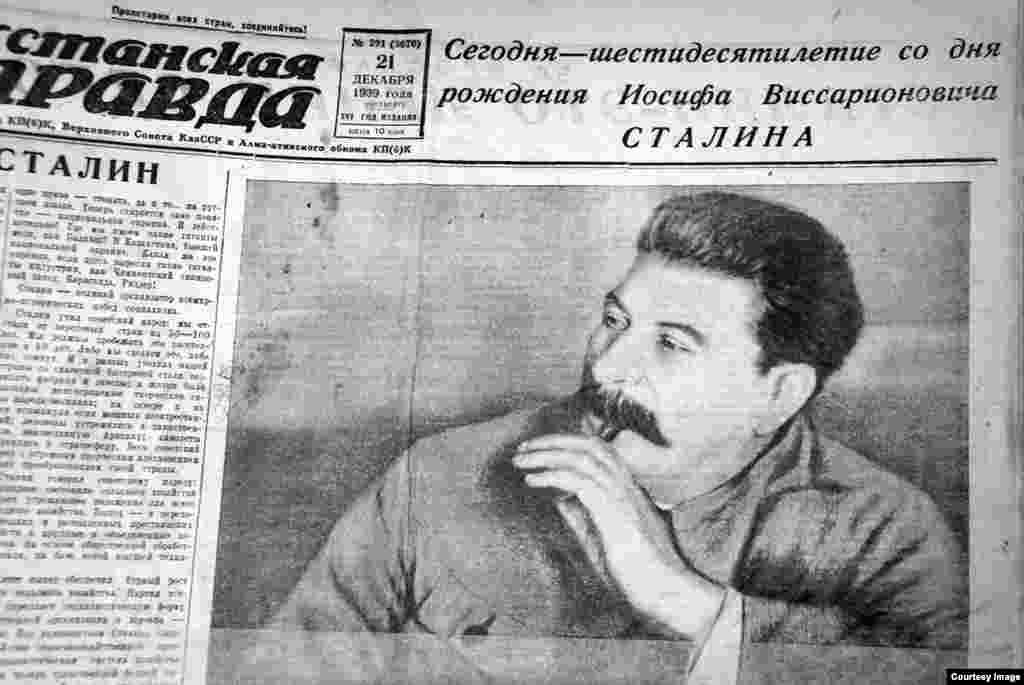 Номер газеты «Казахстанская правда» за 21 декабря 1939, посвященный 60-летию Иосифа Сталина. В газете опубликована, в том числе, перепечатка огромного панегирика Анастаса Микояна «Сталин – это Ленин сегодня» из «Правды», поздравительные письма от коллективов казахстанских фабрик, заводов, колхозов, совхозов, а такэе стихотворные посвящения известных казахских поэтов вождю в переводах русских поэтов Казахстана.