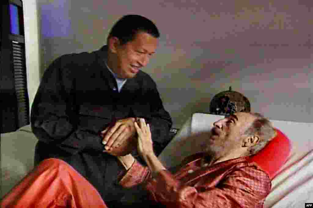 Presidenti i Venezuelës, Hugo Chavez, viziton Castron e sëmurë në Havanë, në shtator të vitit 2006. Pavarësisht shëndetit të tij të dobët, udhëheqësi kuban jetoi më gjatë sesa Chavez, i cili vdiq shkaku i komplikimeve nga kanceri në vitin 2013.