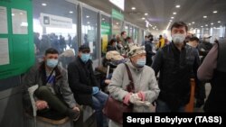 Шереметьево аэропортундагы кыргызстандык мигранттар. Москва.