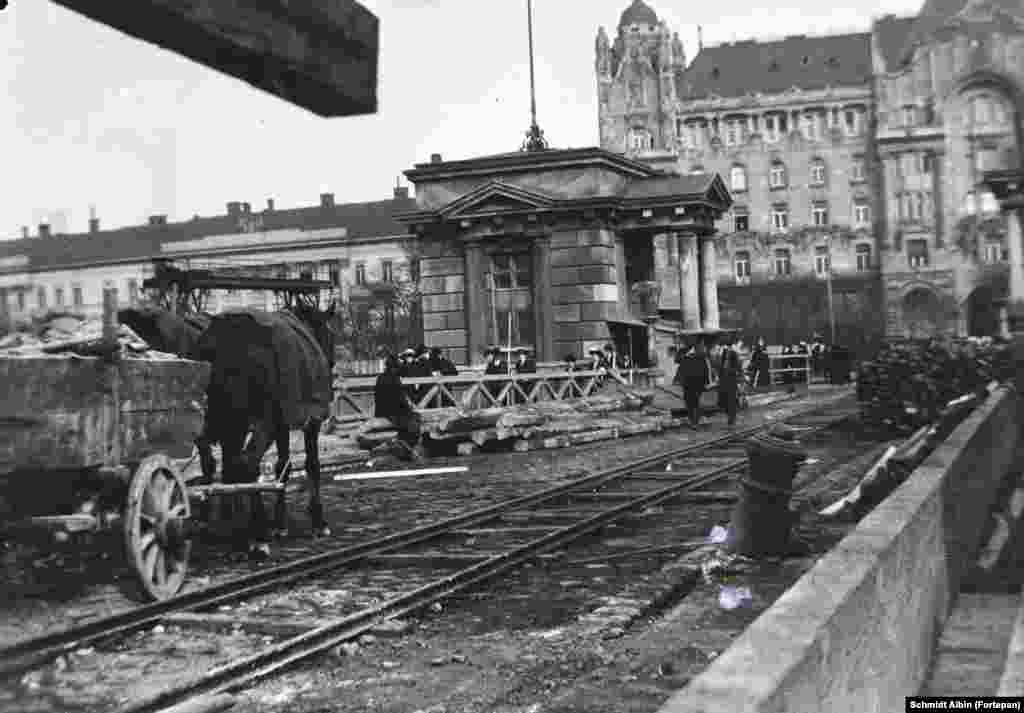 Работы на мосту Сеченьи. 1914 год. На заднем плане — Дворец Грешем, построенный в стиле модерн, где сегодня находится один из самых роскошных отелей Будапешта.