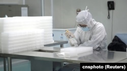 Չինաստանում Da An Gene Co ընկերությունը ստեղծում է կորոնավիրուսի դեմ պայքարող բժիշկների համար հատուկ հանդերձանք և սարքավորումներ, Գուանջոու նահանգ: 