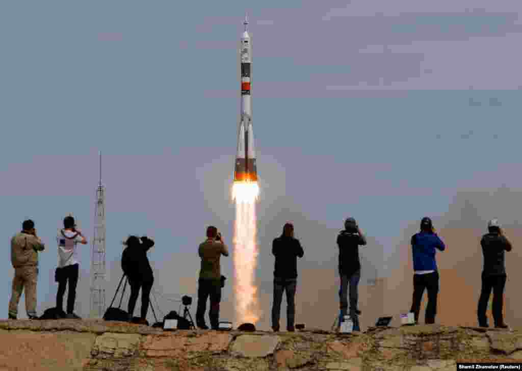 Ракета «Союз» с одним американцем и двумя россиянами на борту потерпела крушение в 2017 году. Блогер Рик Газарян, который был очевидцем запуска в 2018 году, сказал Азаттыку, что иностранцам разрешено наблюдать за запуском на расстоянии чуть более километра от стартовой площадки.