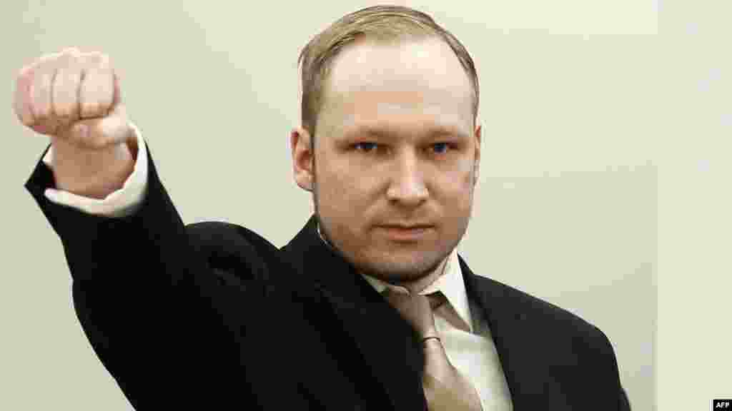 Андерс Брейвик, убивший 77 человек в Норвегии в июле 2011, в зале суда в Осло 16 апреля, в день начала судебных слушаний по его делу. (AFP/Хейко Юнге)
