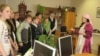 Лариса Гайнетдинова балаларны татар бүлмәсе белән таныштыра
