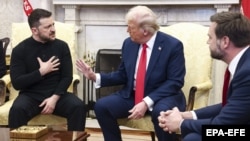 Президент Украины Владимир Зеленский (слева), президент США Дональд Трамп и вице-президент США Джей ди Венс (справа) во время спора в Овальном кабинете Белого дома. Вашингтон, 28 февраля 2025 года