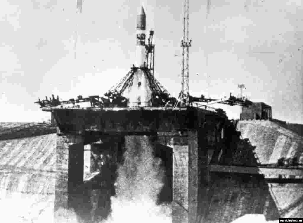 Ракета стартует с Байконура, 1960 год. Место в степях в Казахской ССР выбрали как площадку под космодром благодаря относительной близости к экватору и огромным малонаселенным просторам.