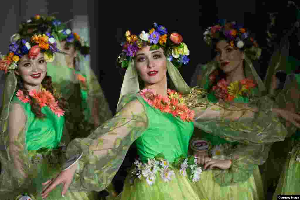 Сәхнә артында кызлар, уртада - Кемерово вәкиле Алсу Алтынбаева 