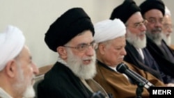 آيت الله خامنه ای در جمع اعضای مجلس خبرگان رهبری، به ستايش از عملکرد محمود احمدی نژاد پرداخت.(عکس از مهر)