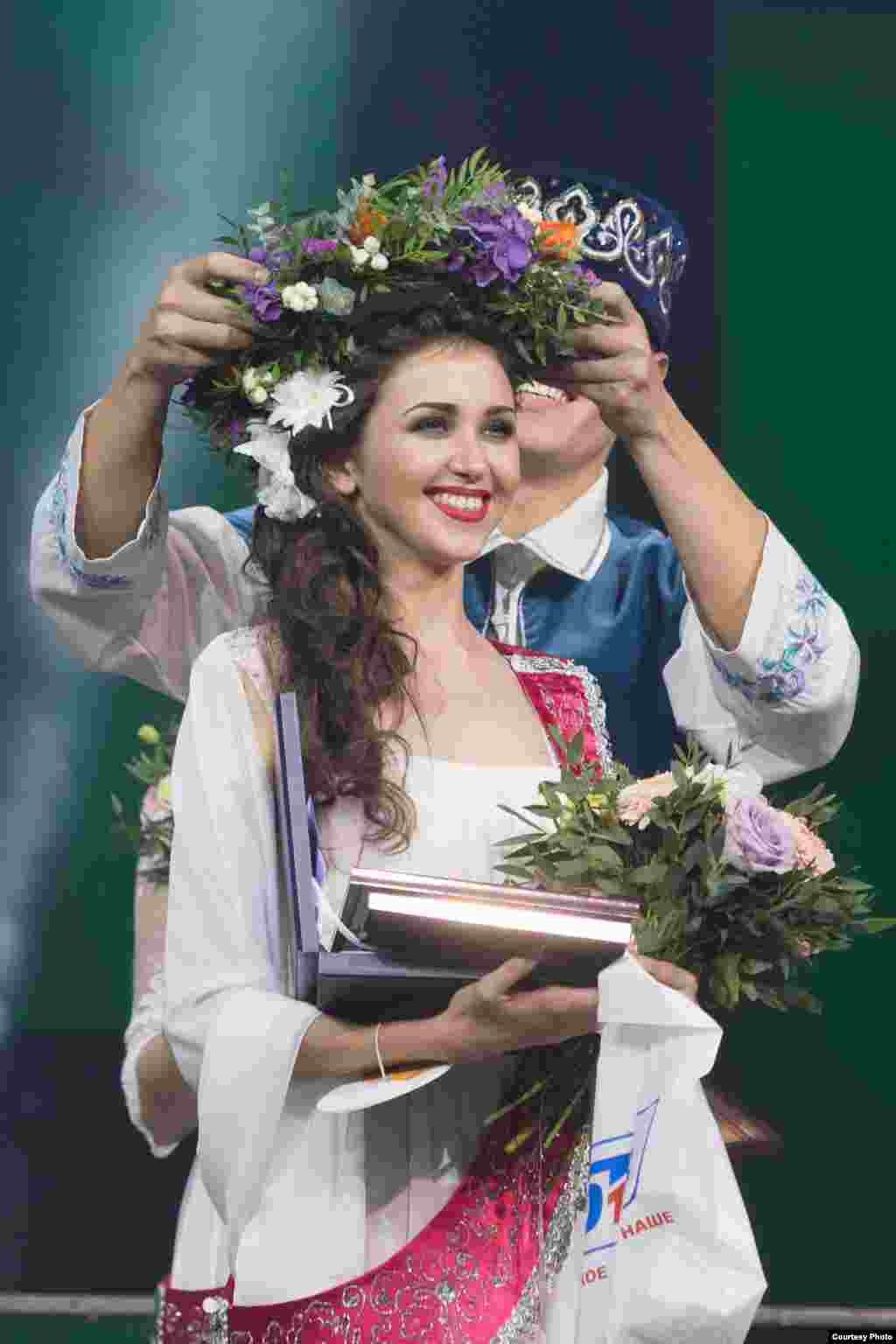 "Татар кызы -2015" бәйгесенең рәсми сәхифәсендәге тавыш бирүдә Татарстаннан Миләүшә Морзаханованы җиңде, ул махсус бүләк алды.