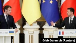 Ukrainian President Volodymyr Zelensky (right) and French President Emmanuel Macron attend a press conference following their talks in Kyiv on February 8.