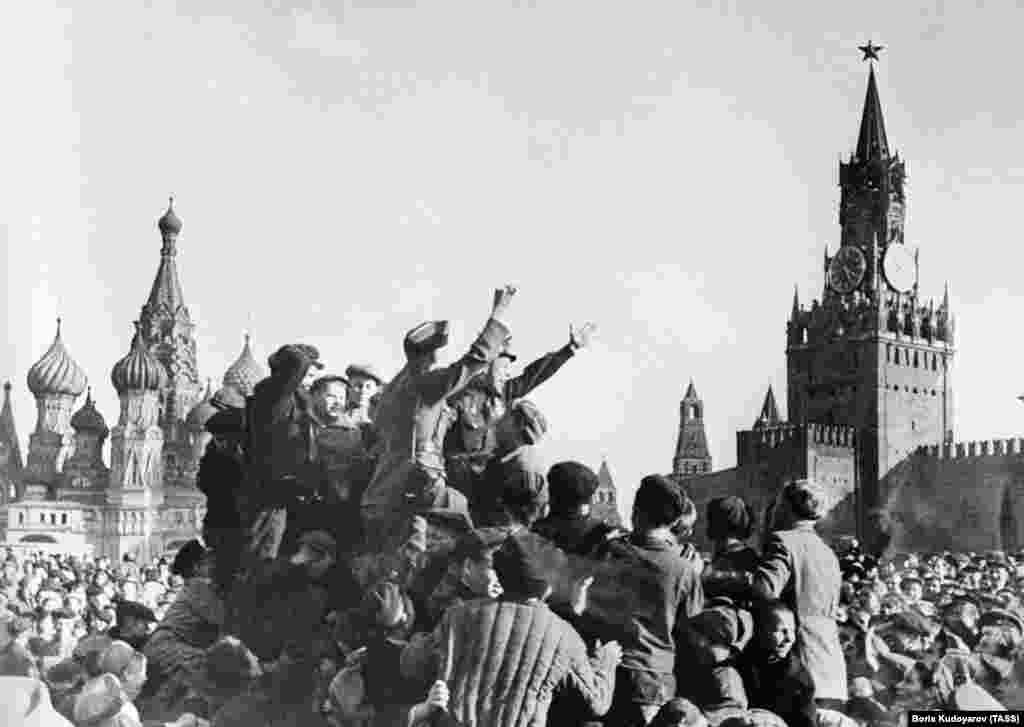Гуляния на Красной площади в Москве. Очевидец так вспоминал то время: «Все веселились, но у некоторых в глазах стояли слезы... Мы видели дипломатов и сотрудников американского посольства, бросавших с балкона шоколад, сладости и игрушки». 