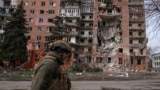 Украинский военный идет мимо жилого дома в прифронтовом Покровске, поврежденного в результате российских ударов. 6 марта 2025 года