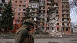 Украинский военный идет мимо жилого дома в прифронтовом Покровске, поврежденного в результате российских ударов. 6 марта 2025 года