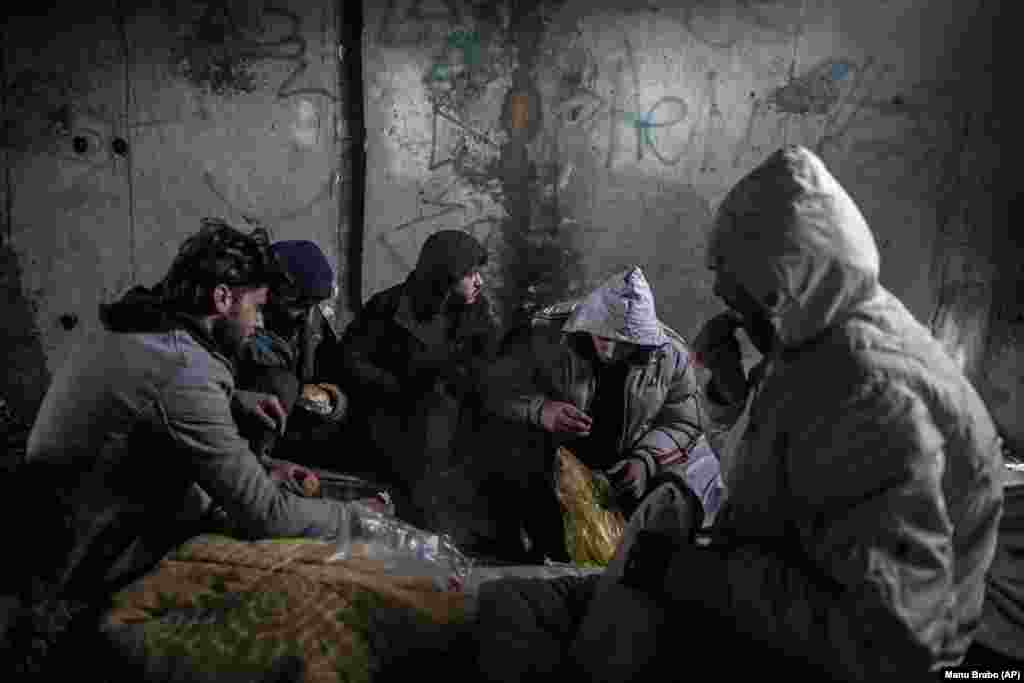 Mëngjesi i migrantëve brenda objektit të një fabike të braktisur. 