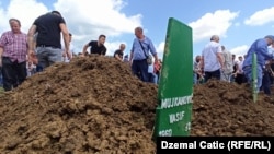 Kolektivna dženaza i ukop 12 žrtava ubijenih 1992. godine u Prijedoru, Memorijalni centar Kamičani u Kozarcu kod Prijedora (20. juli 2021.)