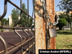 Lacăte și rugină este imaginea văzută de multe ori pe terenurile de sport ale școlilor.