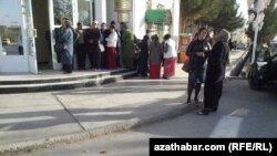 У здания банка, Лебапская область Туркменистана (архивное фото) 