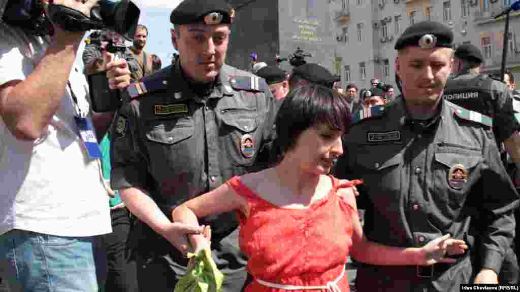 Задержание, учавствовавшей в акции, журналистки "Новой Газеты" Елены Костюченко