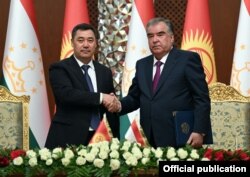 Кыргызстандын президенти Садыр Жапаров менен Тажикстандын президенти Эмомали Рахмон Дүйшөмбү шаарындагы жолугушууда. 29-июнь, 2021-жыл.
