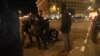 29-njy noýabrda irden Tbilisiniň merkezinde polisiýa protestçileri saklaýar.