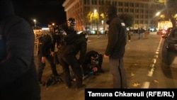 29-njy noýabrda irden Tbilisiniň merkezinde polisiýa protestçileri saklaýar.
