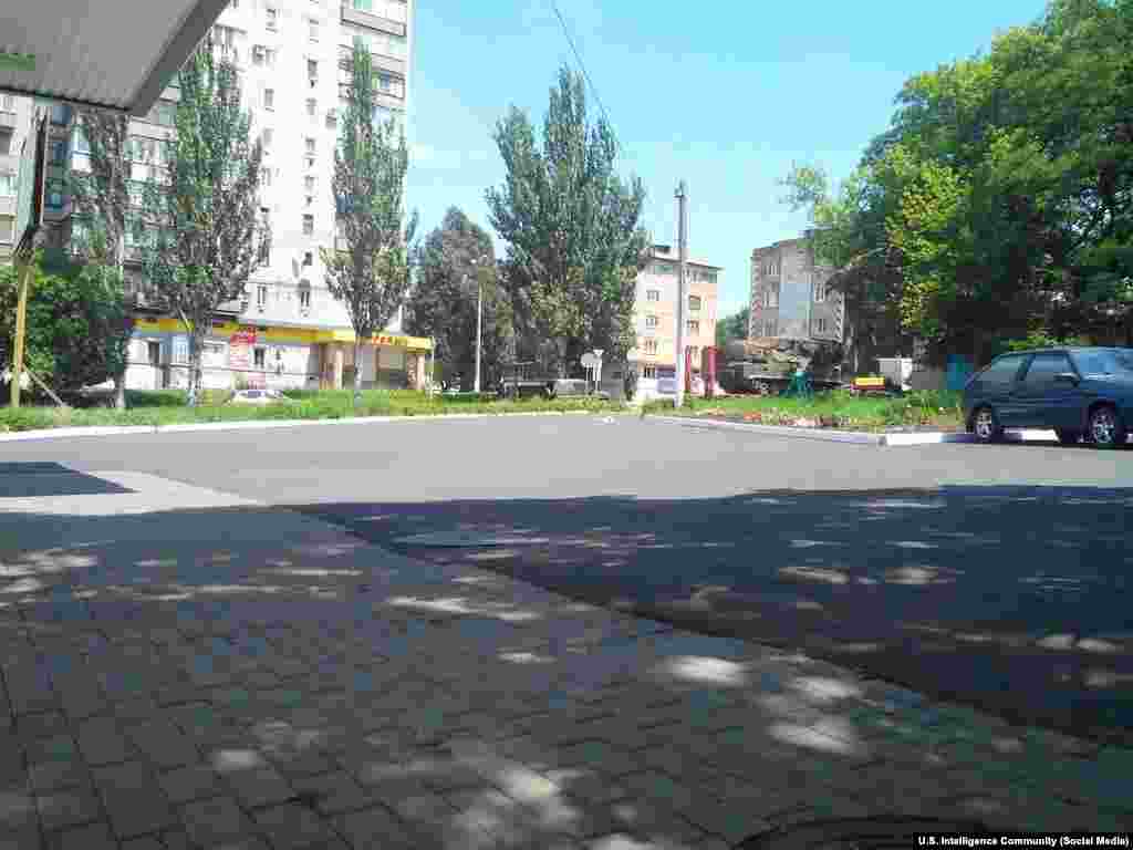 Социаль медиага чыккан бу фотода "Бук" системының сугышчылар кулындагы Краснодон шәһәре аша Русиягә таба баруы сурәтләнә диелә. Бу фотоны АКШ күзләү хезмәтләре 22 июльдә чыгарды. "The Washington Post" язуынча, күзләү рәсмиләре бу фото Малайзия очкычын атып төшереп андагы 298 кешене үтерүгә Мәскәүнең өлеш кертүен раслый торган дәлил дип исәпли.