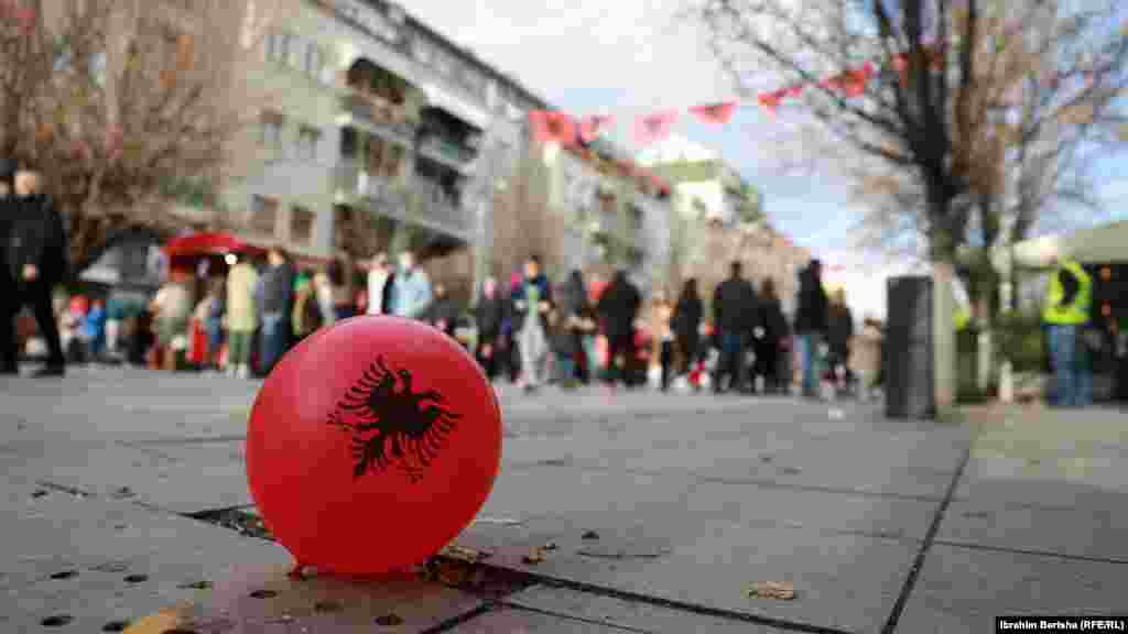 Një balonë me flamurin e Shqipërisë. Prishtinë, 28 nëntor 2021. 