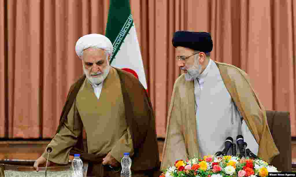 رئیسی در کنار جانشین خود در مسند ریاست قوه قضائیه، غلامحسین محسنی اژه‌ای