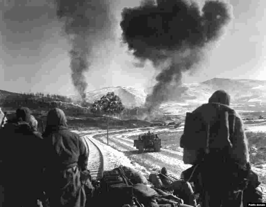 Открытое противостояние США и Северной Кореи началось в 1950-е годы, когда на Корейском полуострове, разделенном на две части по 38-й параллели после Второй мировой войны, вспыхнул вооруженный конфликт. Холодная война между СССР и США усугубила кризис – Советский Союз вместе с Китаем выступили на стороне Севера. 