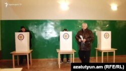 Мамикон Асланян во время выборов в Совет старейшин Ванадзора, 6 декабря 2021 г․
