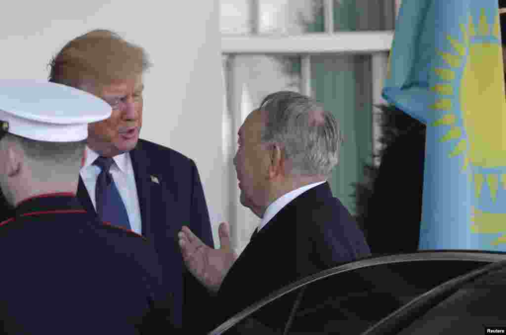 АҚШ президенті Дональд Трамп Қазақстан президенті Нұрсұлтан Назарбаевты Ақ үйдің алдында қарсы алып тұр. Вашингтон, 16 қаңтар 2018 жыл. 