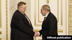 Вице-премьер России Алексей Оверчук (слева) и премьер-министр Армении Никол Пашинян