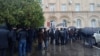 Холодная и дождливая погода не помешала медикам собраться у здания парламента