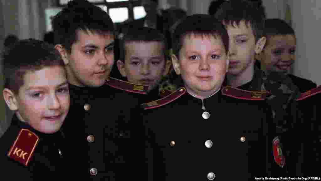 Погано себе поводиш - втрачаєш погони на тиждень. Щоб повернути відзнаки, треба постаратись.